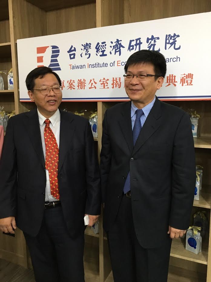 台中大墩文化中心/ 當代陶藝家陳文濱將於4月22日至5月10日辦理「角色‧痕跡‧ 陳文濱創作展」，展出各種有趣KUSO造型的筊杯，闡述個人藝術理念。 圖:大墩文化中心提供。
