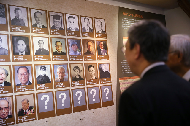 副總統陳建仁參觀「臺北高等學校創校95週年：學養與自治精神的傳承」紀念特展並聽取講解。 圖：總統府提供