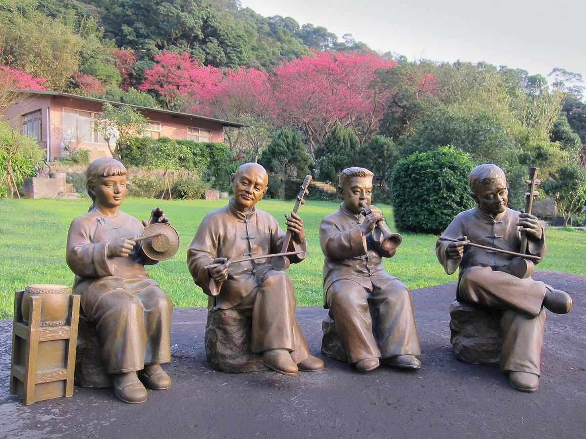鑽研雕塑40多年的王秀杞老師，十分擅長「人像雕刻」，並藉以抒發對鄉土及社會的關懷，呈現人性真善美的一面，表情神態及肢體動作相當傳神細膩。 圖：由桃園市政府提供
