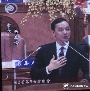 新北市長朱立倫接受質詢。 圖：鍾孟軒/攝。