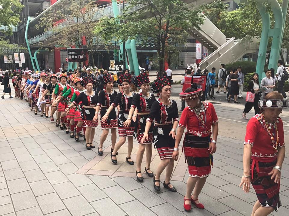 火把節的表演陣容十分多元繽紛，從白天到夜晚有一連串雲南少數民族特有的歌舞表演。 圖：桃園市政府提供