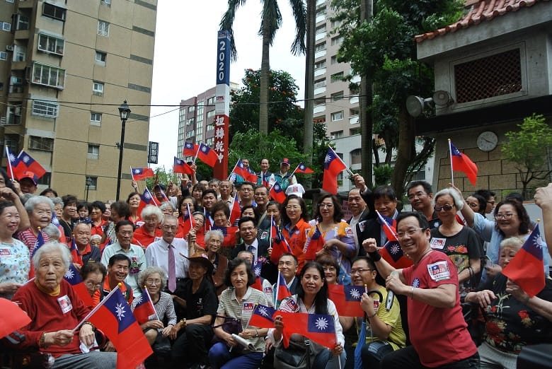 吳敦義在台中市莒光新城與支持者合影。 圖：吳敦義後援會提供