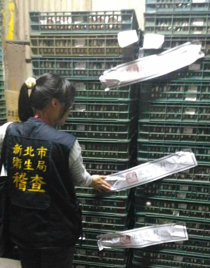 新北市衛生局赴蘆洲區意昌蛋行倉庫查察，至晚上7點30分共計封存756公斤疑似受戴奧辛汙染的雞蛋。 圖：翻攝新北市衛生局網站