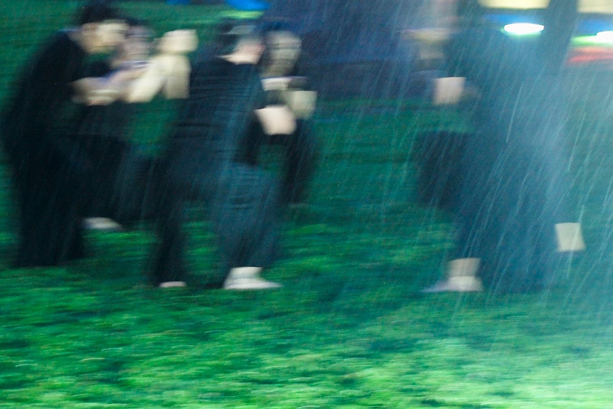 2017台灣文化博覽會21日在大雨滂沱下，巨石海島 X Tai身體劇場 - Tjakudayi 我愛你怎麼說，仍在濕漉漉的草地上起舞， 圖: 翻攝自台灣文博會臉書