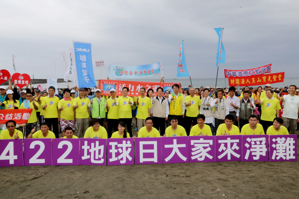 配合世界地球日，台南市政府今（22）日在安平區觀夕平台、水鳥公園及南區黃金海岸舉辦422台南市地球日春季淨灘活動，市長賴清德出席致詞。 圖：黃博郎/攝