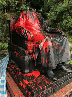 台北市陽明山花鐘公園旁的蔣中正銅像，22日被人發現砍頭，並漆上228元凶等字眼，警方表示，現場遺留小鋸子，斷頭則不翼而飛。 圖：中央社/攝