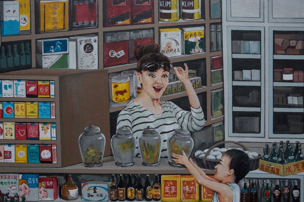 今天你要買點什麼呢？美仁里彩繪巷引遊人走入時光隧道。 圖：翻攝自台中觀光旅遊網