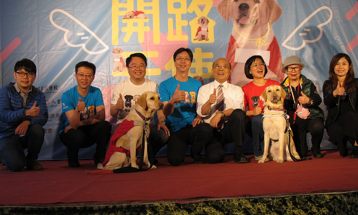 惠光導盲犬學校22日下午在新北市板橋區大遠百廣場舉辦「2017惠光導盲犬月：開路天使，為EYE茁壯」。前行政院長蘇貞昌、立委吳秉叡、蘇巧慧、張宏陸也出席這場活動。 圖：林朝億/攝