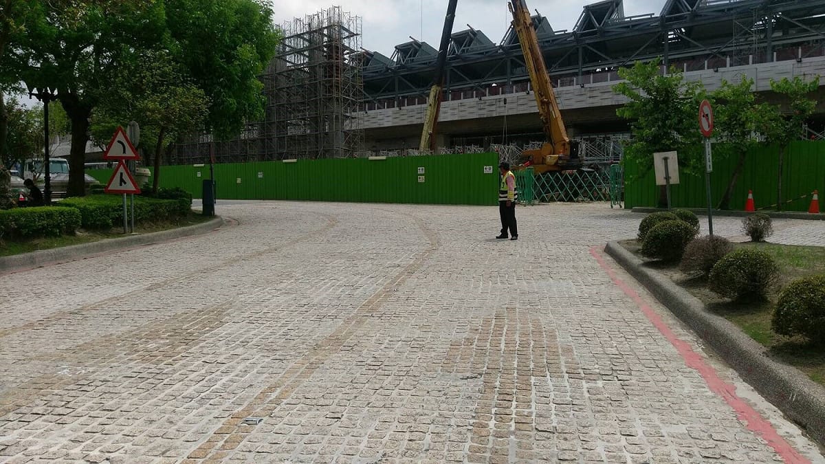 豐原車站站前馬路，之前的舊地磚陸續出現破損、凹陷的情形，台中市府建設局因而進行改善工程。 圖：台中市政府提供