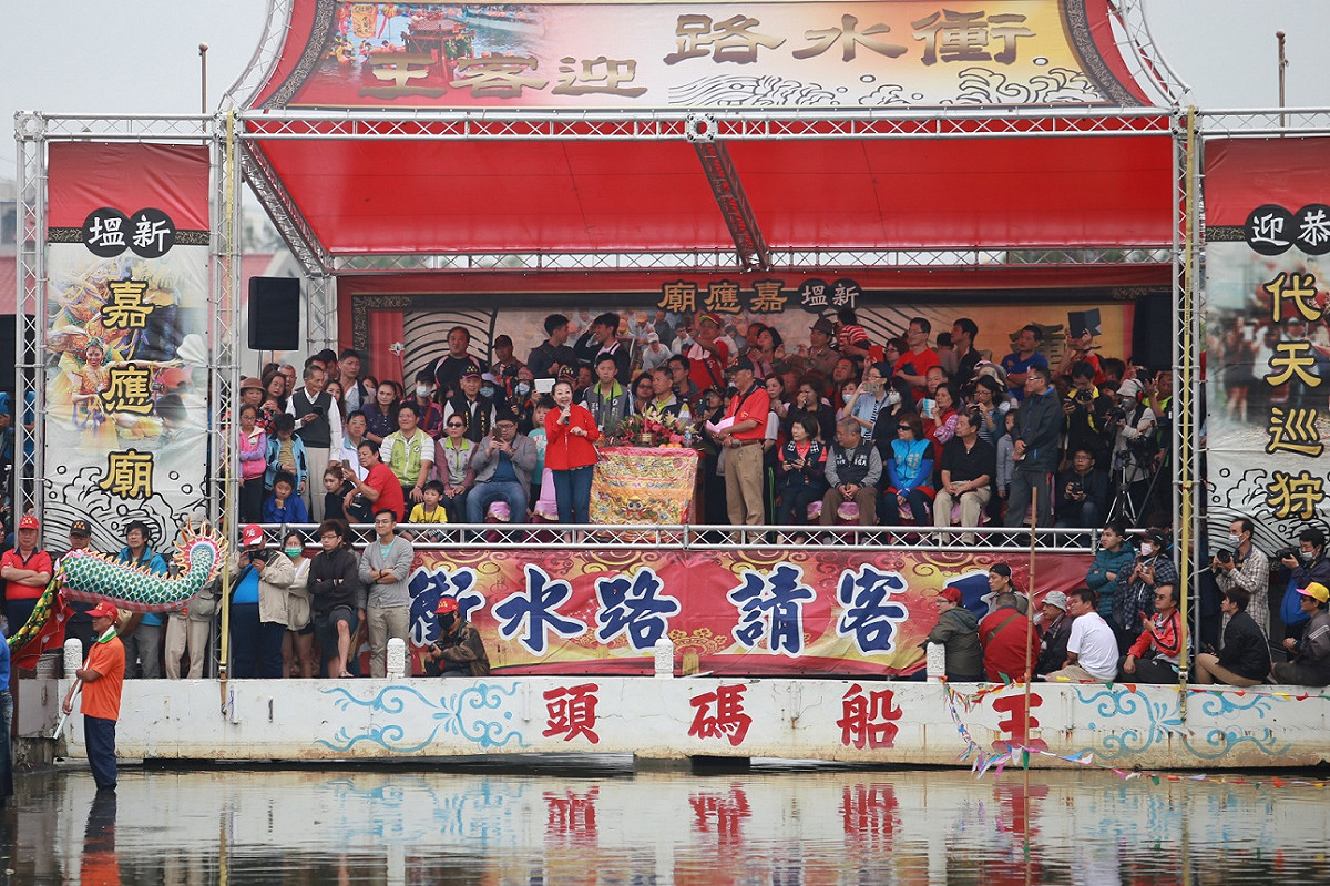 「衝水路、迎客王」廟會中眾家神明在人手一柱清香的信徒簇擁下，陸續集結在新塭大排王船碼頭，參與這項特殊宗教活動。 圖：嘉義縣政府提供