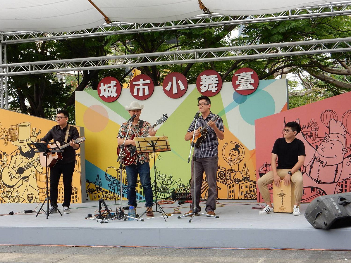 台中市大墩文化中心城市小舞臺4月23日啟用，首日活動滿檔，有街頭藝人羅曼的薩克斯風演奏、魅力舞藝-肚皮舞、愛在烏克麗麗等精采演出，還有創意藝術市集，既可欣賞音樂、舞蹈表演，同時亦可逛逛文創市集。 圖:臺中市大墩文化中心/提供