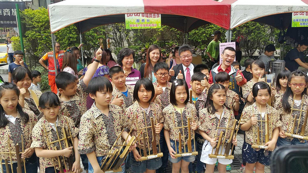 台中市新住民人數居全國第五，其中東南亞以越南最多、印尼次之，為營造台中成為新住民友善之都，台中市府積極打造東協廣場，成為新住民及國際移工的優質聚會場所，推動文化融合，引領市民走入異國文化。 圖:台中市社會局/提供