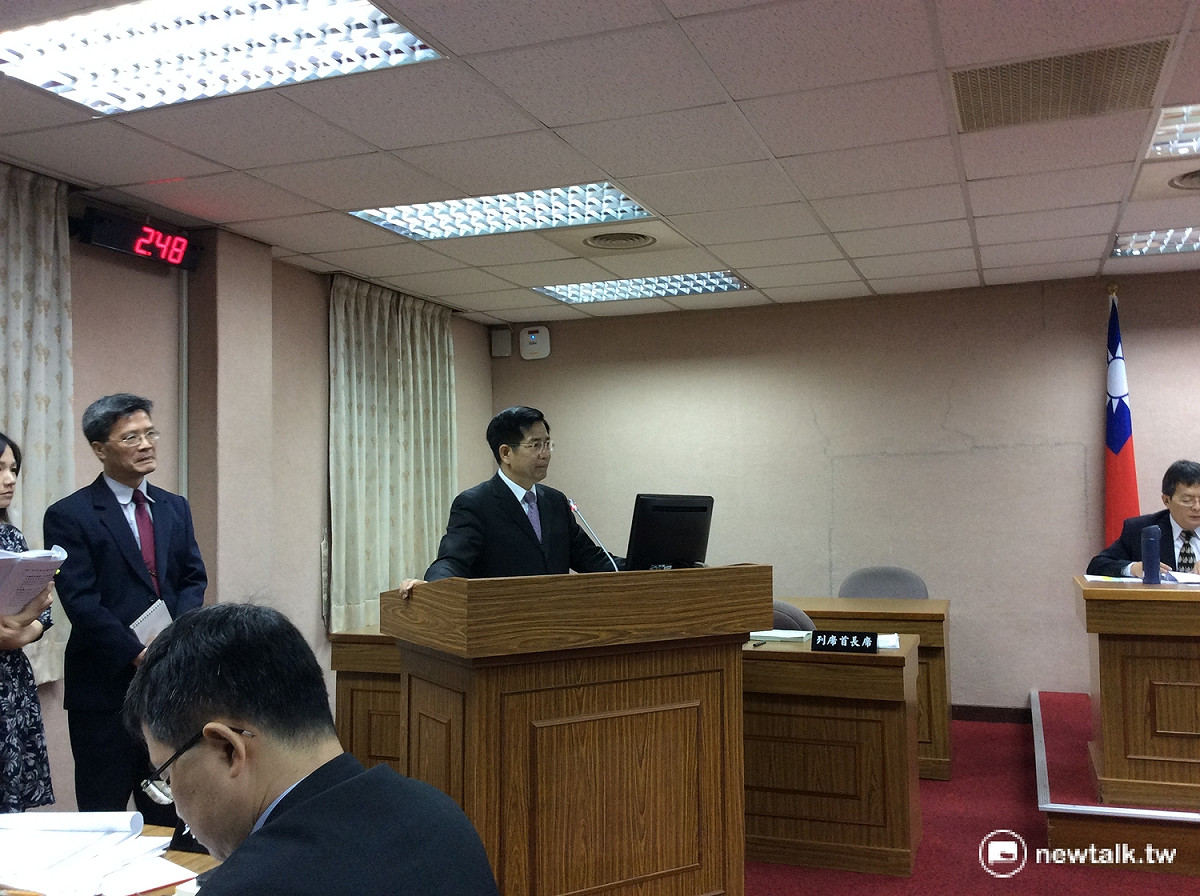 教育部長潘文忠答詢表示，未來年輕教師可以將過去在其他單位所累積的年資，例如在公司行號所累積的勞保年資，也合併計入教師退休金的年資計算，以此來保障年輕教師的退休年資。 圖：程士華/攝