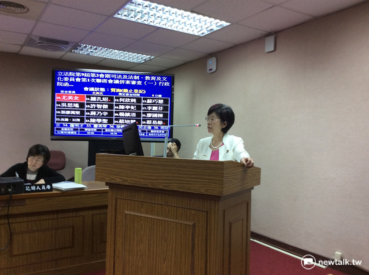 民進黨立委尤美女、蔡易餘認為，應提出基礎年金制度，讓青年世代擺脫既有年金的虧損壓力，另外建立可以永續發展的年金制度 圖：程士華/攝