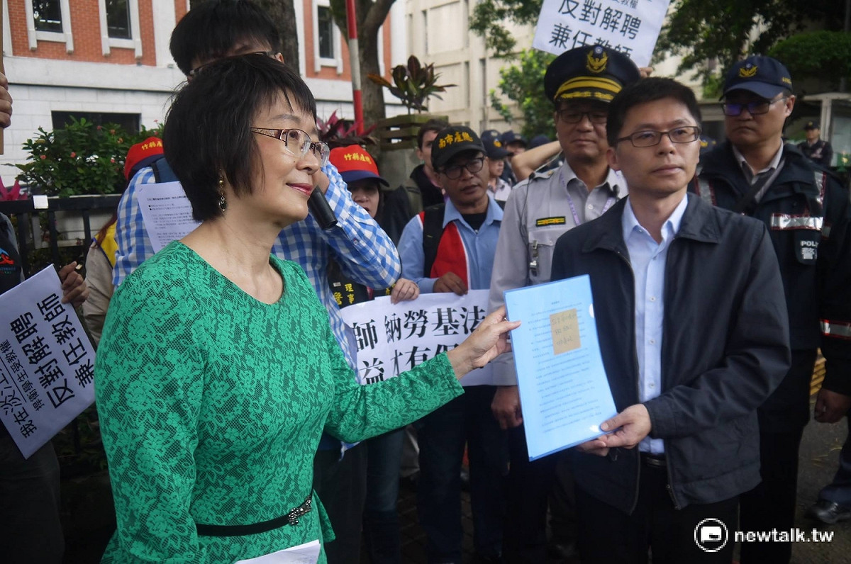淡江大學法文系兼任教師宋亞克交送陳情書給教育部高教司科長吳志偉。 圖：鍾孟軒/攝