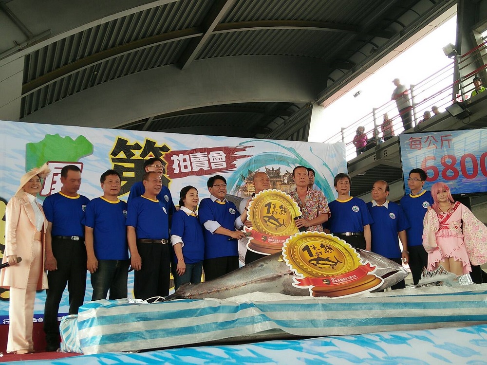 最後東港佳珍海產店老闆蕭受發一口氣加碼喊到6800元，終於標得第一鮪。 圖：屏東縣政府/提供