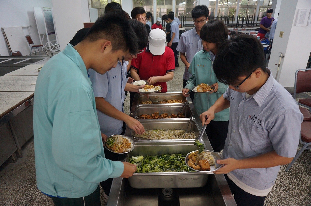 為照顧近500位住宿生，三餐餐食都依照教育部學校午餐食物內容及營養基準設計，由學校廚房統一供應。 圖：台中高工提供