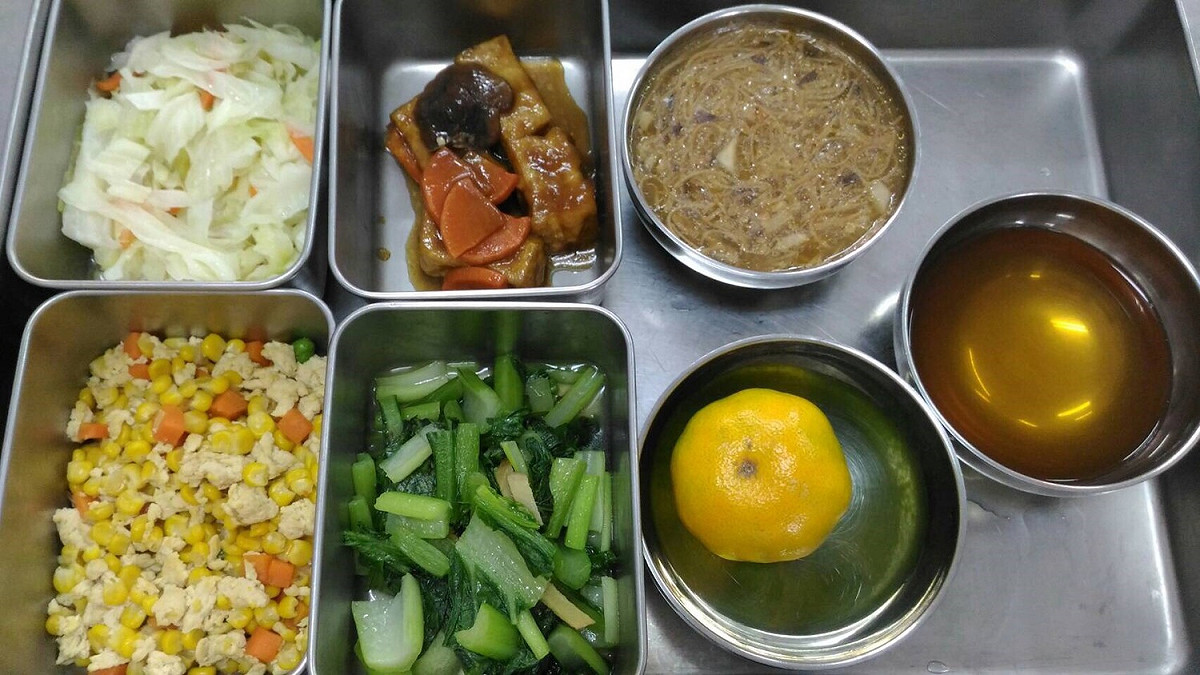 每天午、晚餐供應白飯及全榖類雙主食，搭配4菜、1湯，天天有新鮮時令水果。 圖：台中高工提供