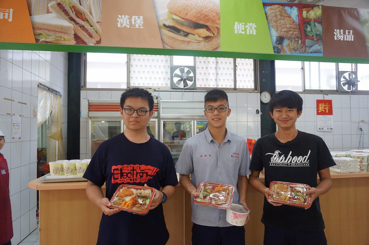校內餐品種類繁多，可供學生自由選擇。 圖：台中高工提供