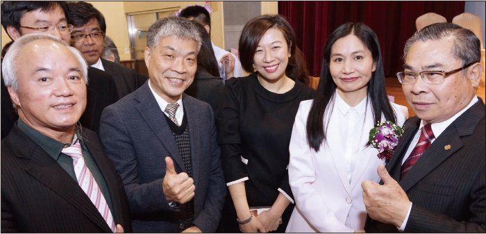 戴奧辛蛋事件邁入第 4天，食藥署記者會最高層級僅至副署長，食藥署長吳秀梅(右二)遭質疑神隱。 圖:翻攝自網路。