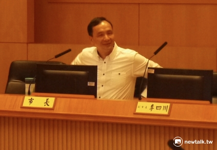 新北市長朱立倫主持市政會議。 圖：鍾孟軒/攝