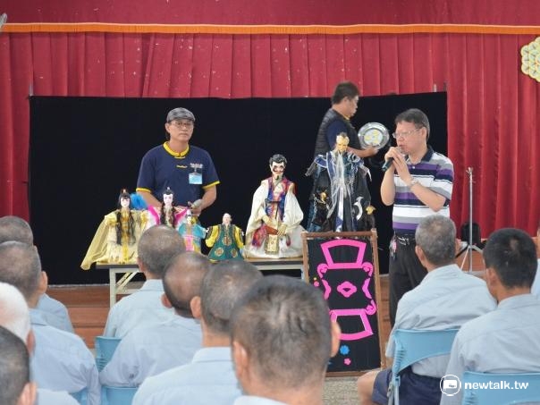 屏東看所所輔導科長向收容人介紹明興閣布袋戲劇團。 圖：游宏琦／攝