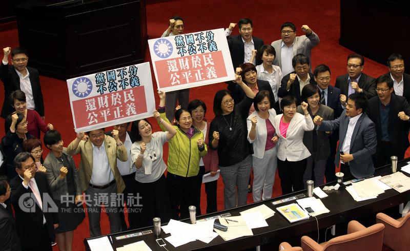 立法院院會25日三讀通過公職人員年資併社團專職人員 年資計發退離給與處理條例，以專法對退職政務人員溢 領退休金者與社團要負連帶責任。 圖：中央社