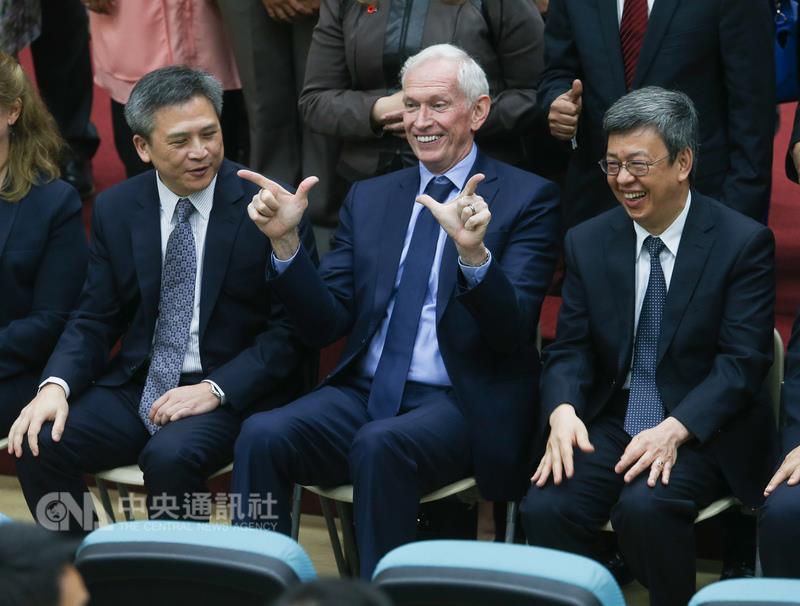 副總統陳建仁（右）、美國在台協會主席莫健（中）、 美國在台協會處長梅健華（左）等人25日出席「登革熱 /茲卡/屈公病鑑別診斷國際研習營」開幕典禮。 圖：中央社