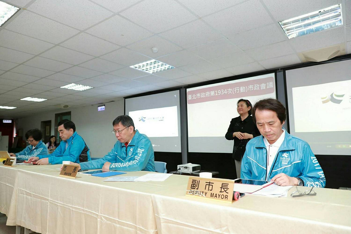 台北市長柯文哲今（25）日上午率市府團隊移師北投區舉辦行動市政會議，會後受訪被問到對日前立法院外年改衝突的看法，柯文哲一面譴責暴力行為，一面談論自己的維安理念，自曝指示警方搬出大量拒馬。 圖：台北市政府提供