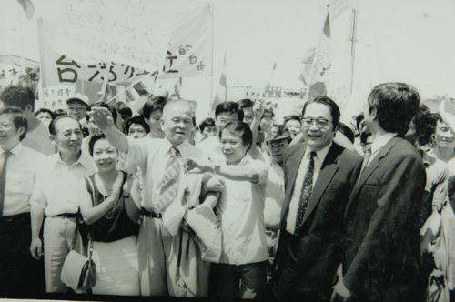 余登發（左揮手老者）於1987年前往桃園機場聲援許信良返台。 圖：照片來源余登發文教基金會。