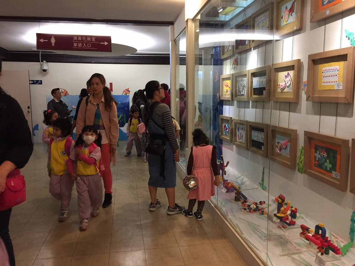 現場有包括圖畫、黏土、積木、勞作、燙豆等作品，其中有個別創作也有團體創作。 圖：基隆市政府／提供
