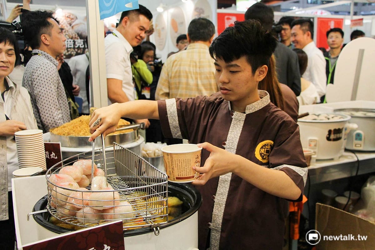 新竹海瑞貢丸在伴手禮名品展擺攤，行銷新竹美食。 圖：呂晏慈攝