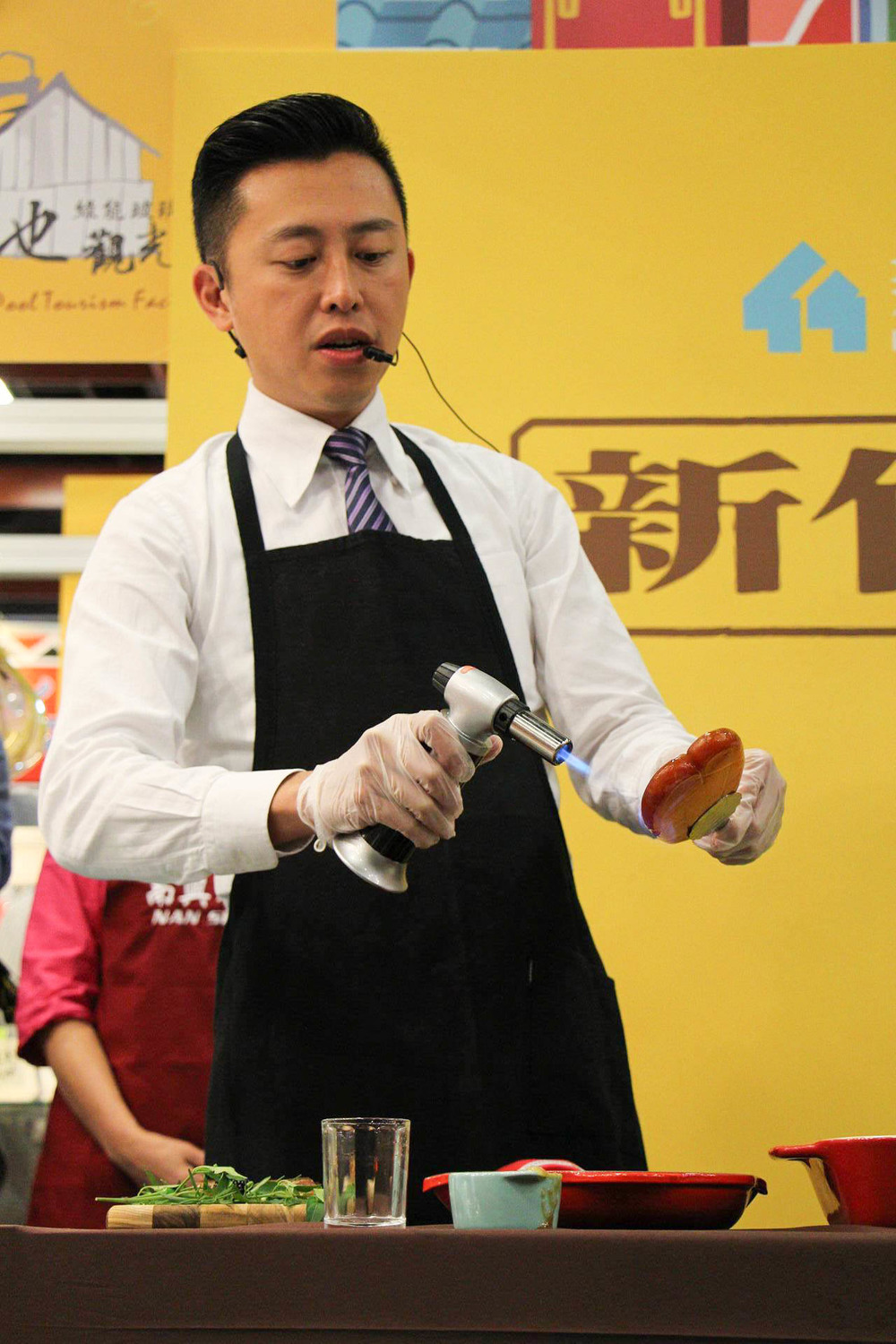 林智堅披上圍裙，化身「型男大主廚」，料理烏魚子。 圖：呂晏慈攝
