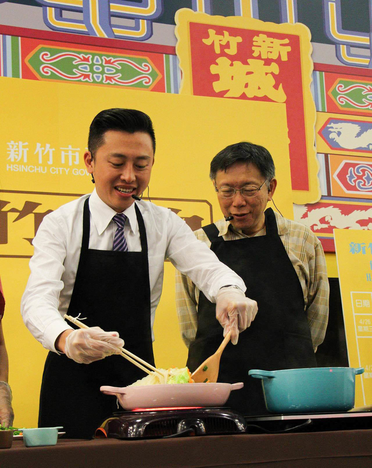 柯文哲、林智堅聯手完成烏魚子炒米粉，香味四溢。 圖：呂晏慈攝