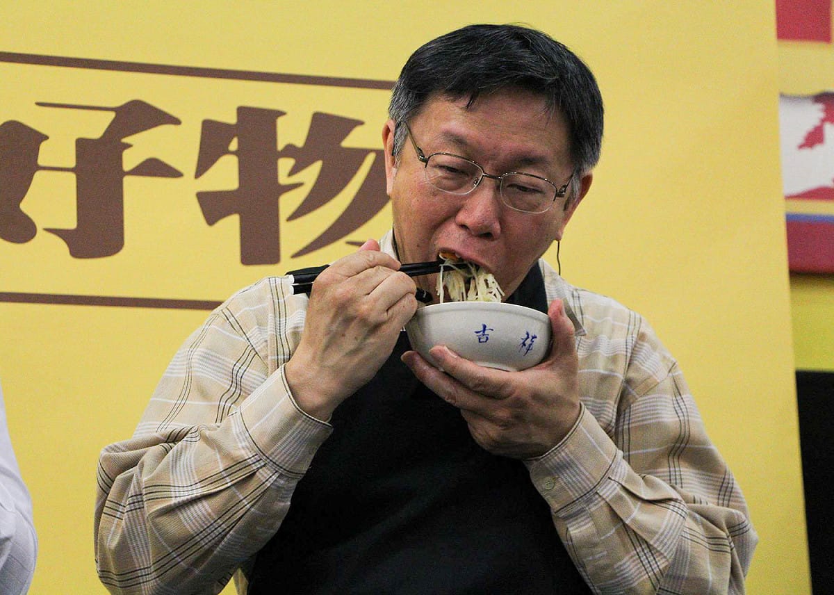 一口接著一口，柯文哲從主廚變「吃貨」，大快朵頤。 圖：呂晏慈攝