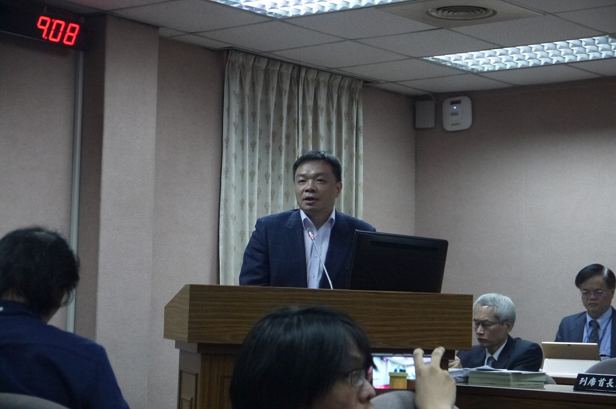 針對年金改革，世新大學法律系教授高思博26日在立法院「公務人員退休撫卹法」草案公聽會中表示，年改過程看不出平等，政府表現出「高高在上」的姿態，年金改革正當性有問題。 圖：鍾孟軒／攝