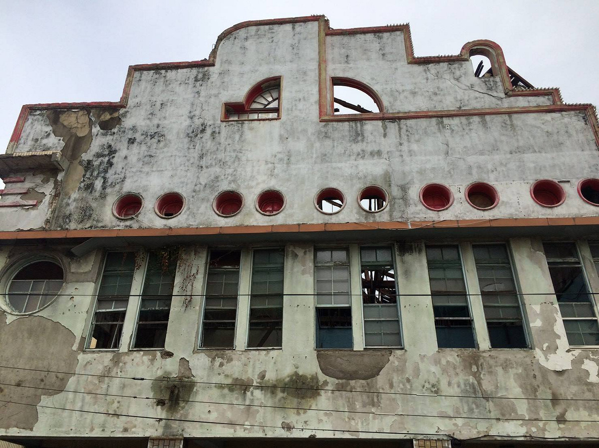 剖析昭和13年(1938)高賓閣的前衛風格，可能源自新藝術主義，把鳥、獸、各式物體簡化成曲線融入建築語彙。 圖：翻攝自彰化縣政府臉書