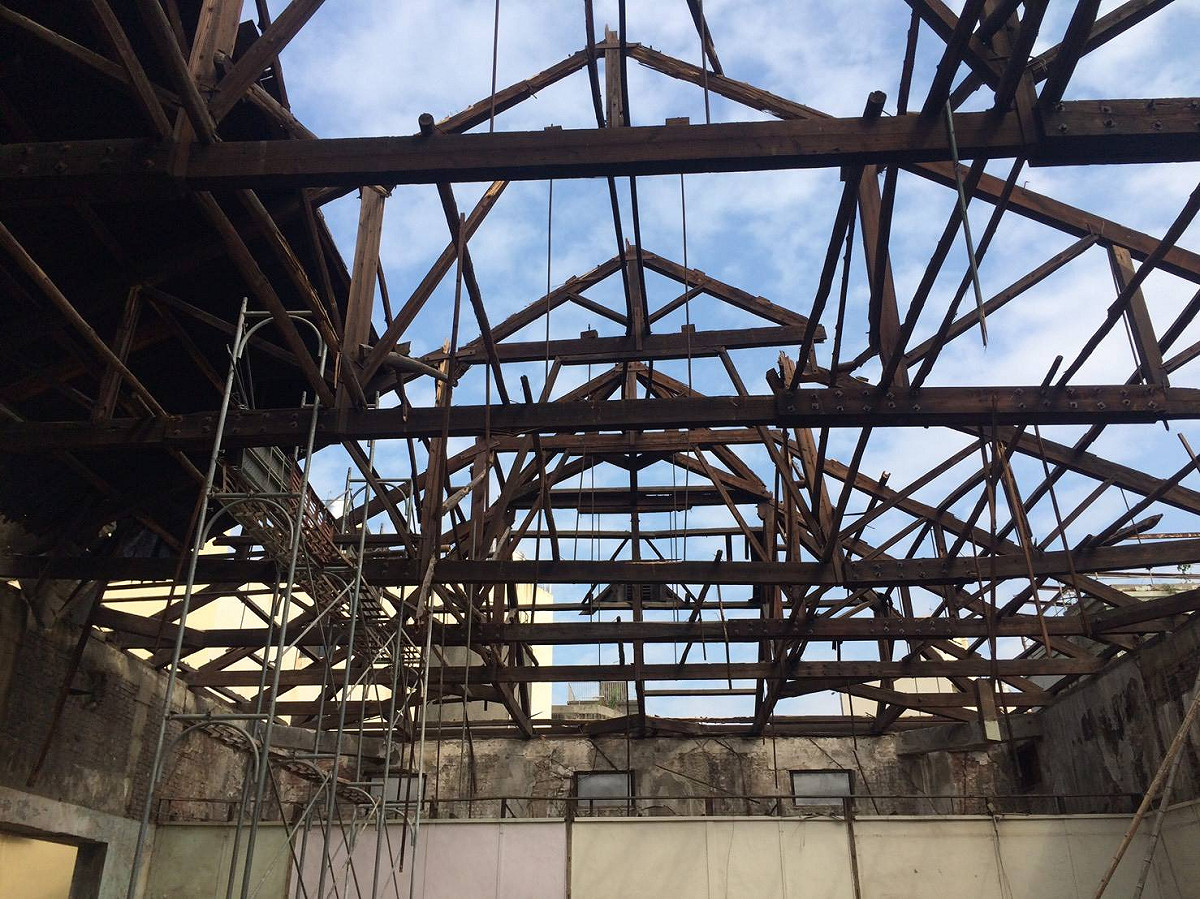 本工程於去（105）年強颱梅姬造成嚴重災損，致使主要建物屋頂受損嚴重及部分外牆、門窗損毀，以致承攬廠商無法依照預定進度及工項進行施工，因而申報暫時停工作業。 圖：翻攝自彰化縣政府臉書