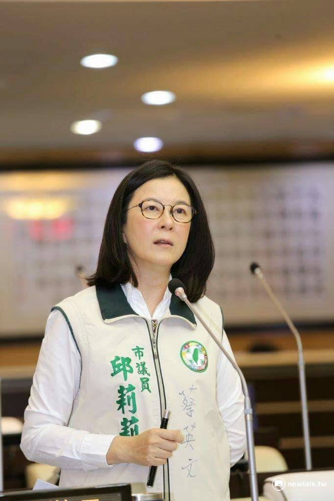 台南市議員邱莉莉質詢時指出，台南市政府將幼教券由一學年補助1萬元提高到3萬元，但高達60所私幼仍打算調高學費，市民抱怨補助都進了業者口袋。 圖:黃博郎/攝