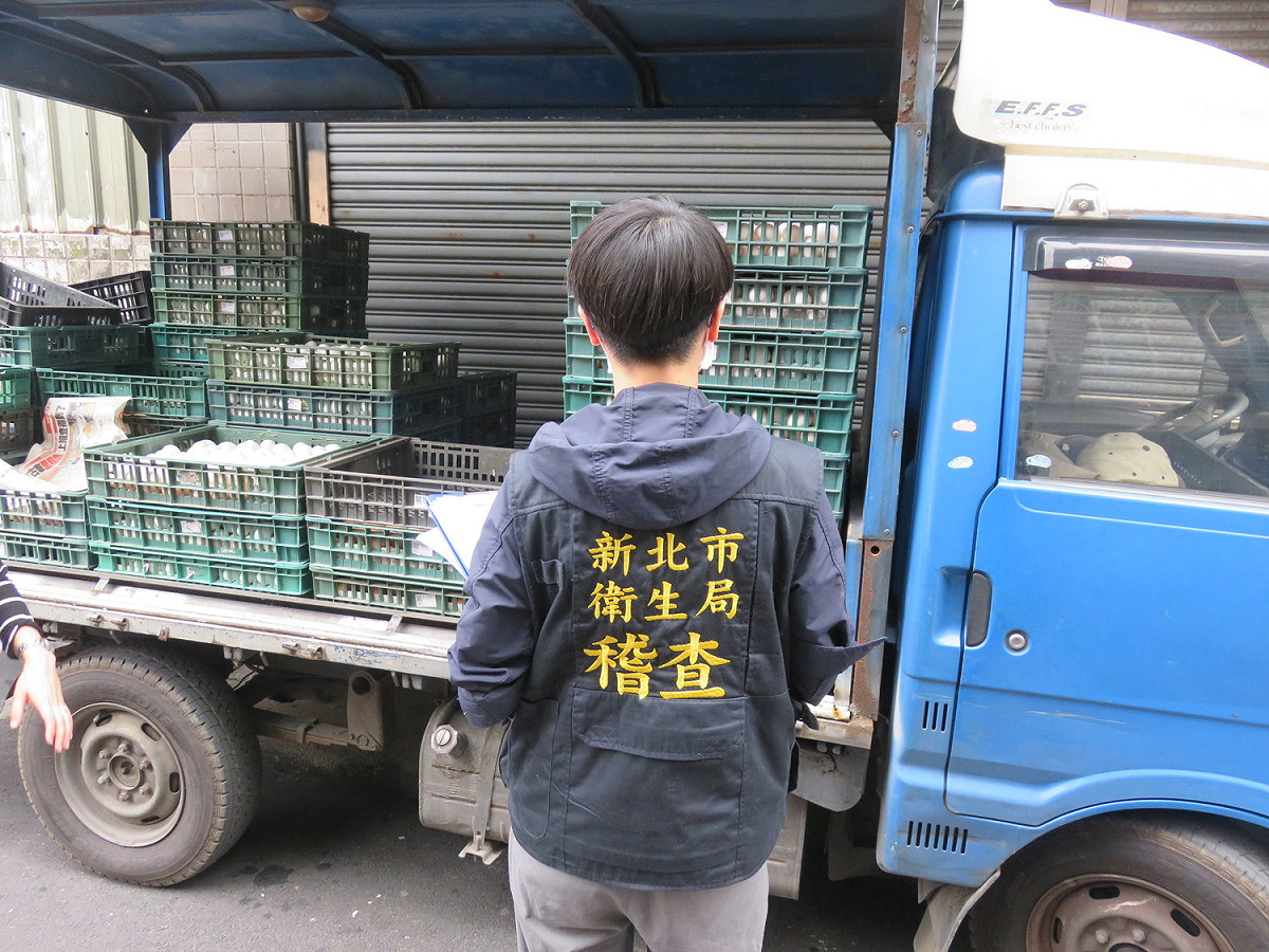 新北市衛生局查核轄內大型蛋品供應商蛋品來源及流向，皆未見本次疑似違規之駿億、鴻彰及財源之3家牧場。 圖:新北市衛生局提供。