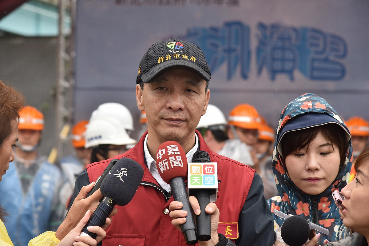 新北市長朱立倫表示提報中央的8項軌道計畫「都不是朱立倫發明的」，呼籲行政院重新考量。 圖：王峻昌／攝