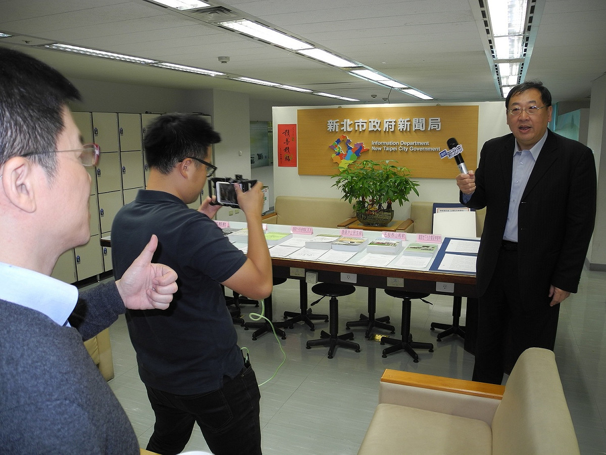 新北市府爭取前瞻計畫再出招，新聞局長張其強（左一）今天為捷運局長趙紹廉說明提報8項軌道建設送交通部審議，在「我的新北市」網站進行直播。          圖：王峻昌／攝