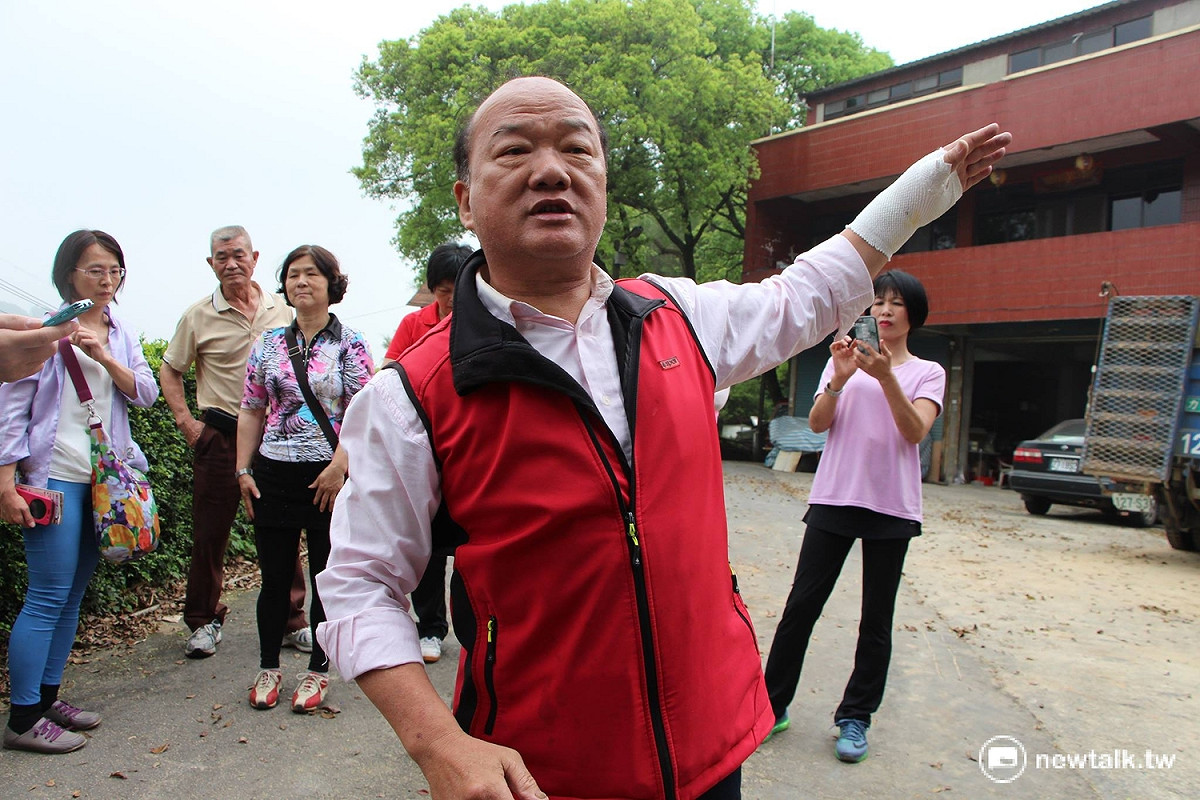 黃耀昌說，保甲古道是當地人「記憶的起點」，乘載了老坑一帶往昔風華。 圖：呂晏慈攝