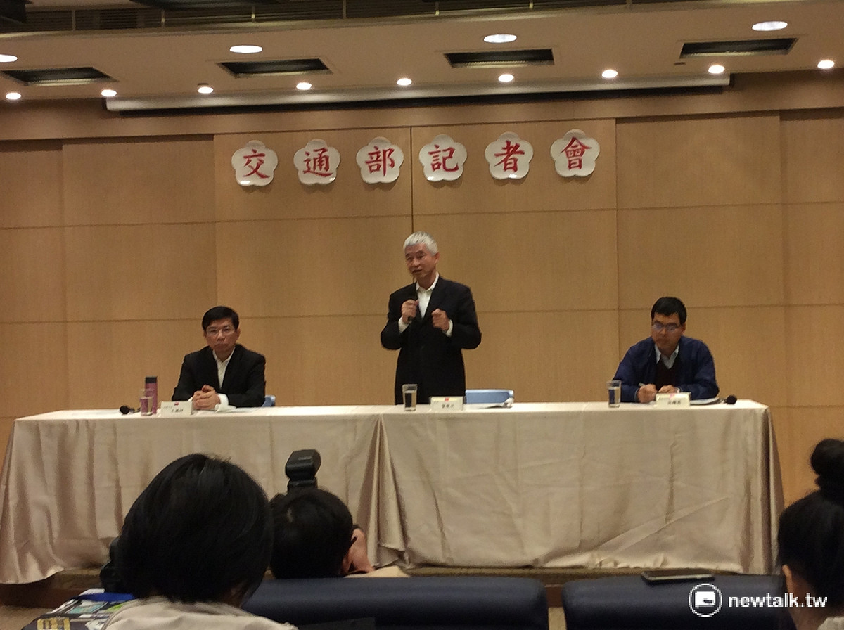 交通部長賀陳旦於交通部記者會中回應，他同意柯文哲的「提醒」，並且認為捷運局人員可以轉進捷運公司，甚至可以發展海外市場。 圖：程士華/攝