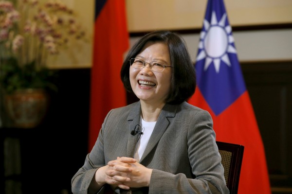 陸委會今 (5) 日晚間公布自家民調以駁斥美麗島電子報有關蔡總統民調低的說法，美麗島電子報今早公布，有接近2/3的台灣民眾對蔡總統的執政感到不滿意。 圖：達志影像/路透社