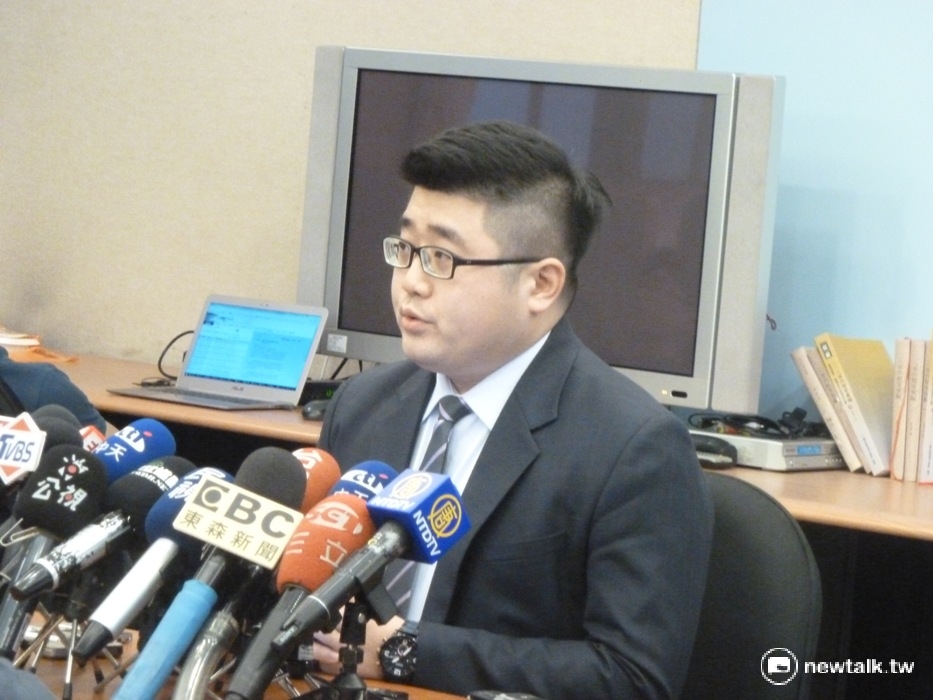 鴻海集團董事長郭台銘今(27)天下午進入白宮，傳有見美國總統川普。對此，總統府發言人林鶴明表示，府方事先並不知情，也是從媒體知悉這項消息。 圖：謝莉慧/攝