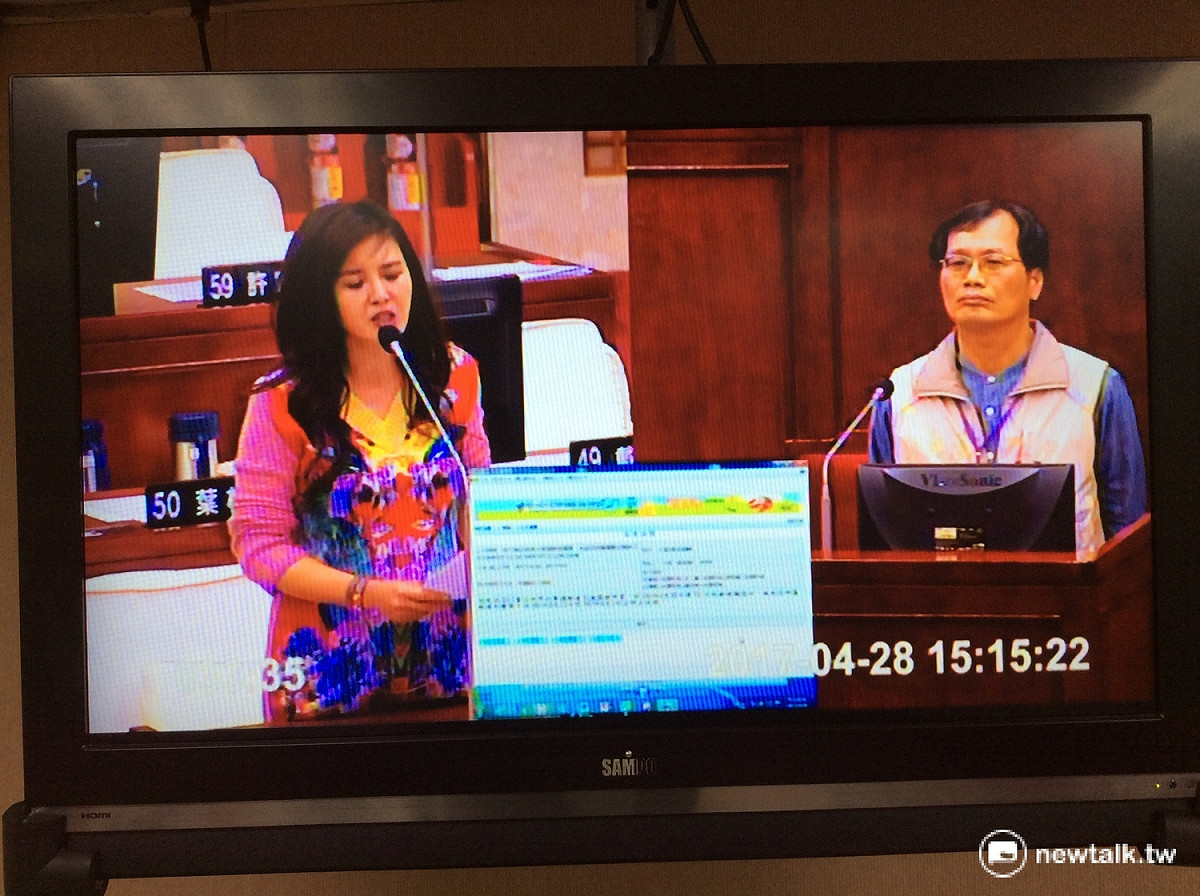 台北市議員王欣儀也在下午市議會大會中質詢交通局，指出交通局曾要求員工預排本年度12個月的休假計畫，此時又禁休，代表交通局前後不一。 圖：程士華/攝