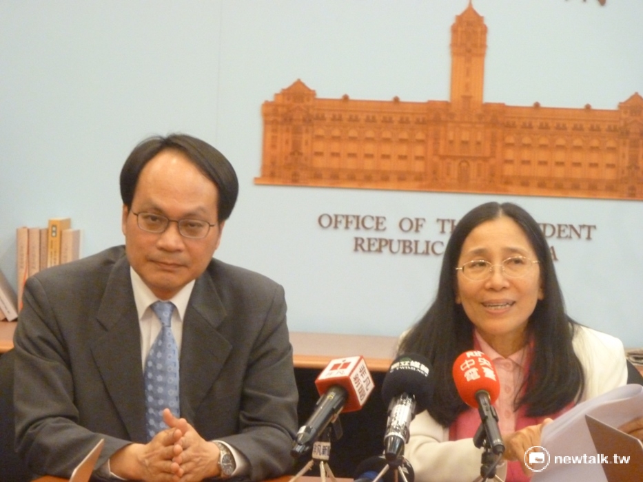 「總統府司法改革國是會議」第4組今（28）日召開第5次會議，召集人許玉秀（右）和會議副執行秘書林峯正（左）召開記者會說明內容。 圖：謝莉慧/攝