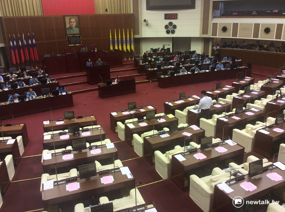 台北市議員童仲彥今下午在議會質詢社會局與家暴防治中心，強調對家暴的重視。 圖：程士華/攝