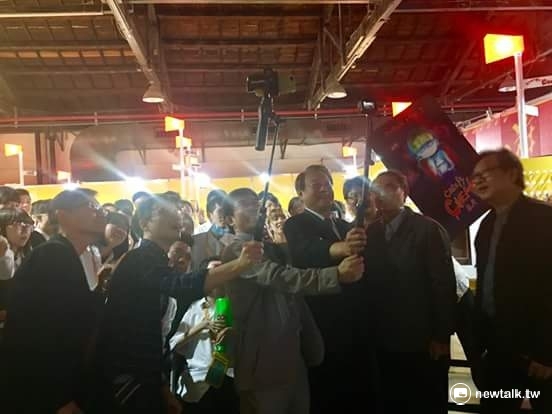 正修科大校長龔瑞璋與學生玩自拍。 圖:金名/攝。